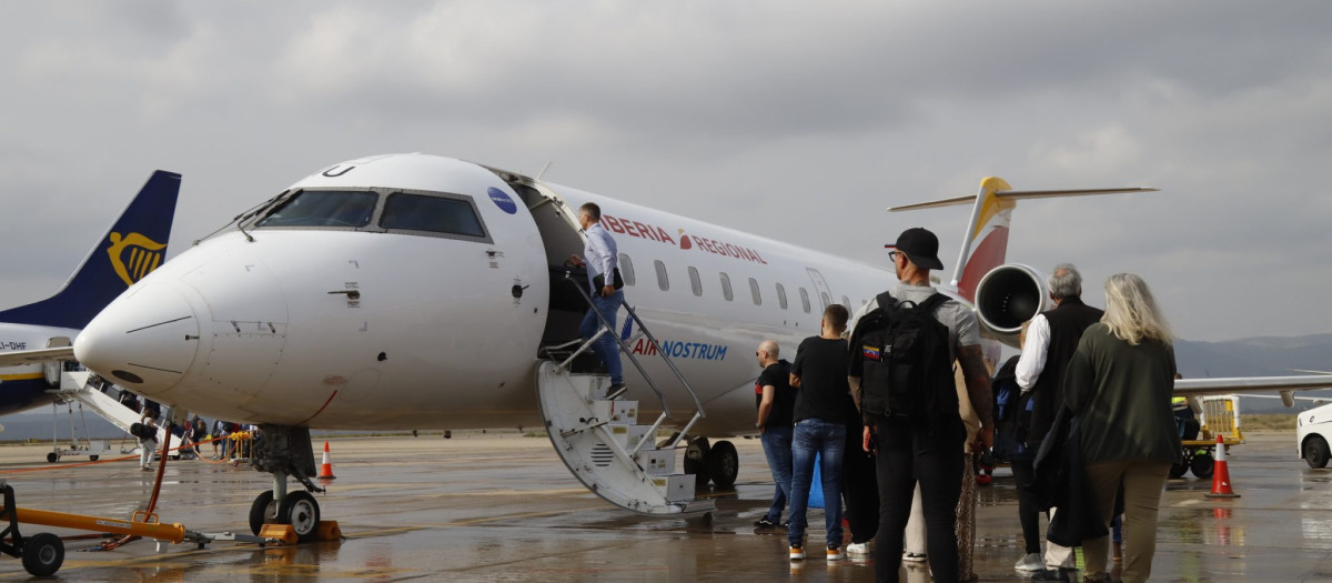 Varios pasajeros suben a un avión en el aeropuerto de Castellón