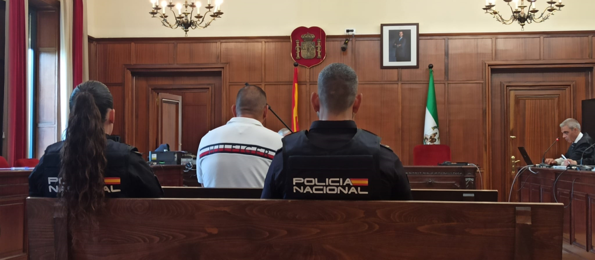 Imagen del acusado en el juicio por el asesinato del padrastro de su novia en las Tres Mil Viviendas