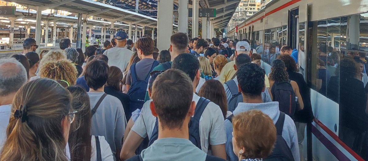 Imagen de trenes cercanías en la línea Valencia-Castellón abarrotados