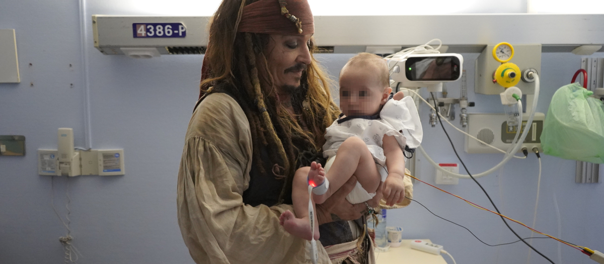 El capitán Jack Sparrow, encarnado por el actor Johnny Depp, ha visitado este jueves a los niños y las niñas ingresadas en el Hospital Universitario Donostia de Osakidetza. EFE/Irekia ***SOLO USO EDITORIAL/SOLO DISPONIBLE PARA ILUSTRAR LA NOTICIA QUE ACOMPAÑA (CRÉDITO OBLIGATORIO)***