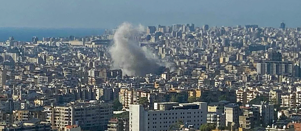 Columnas de humo se elevan desde el lugar del ataque aéreo israelí contra los suburbios del sur de Beirut