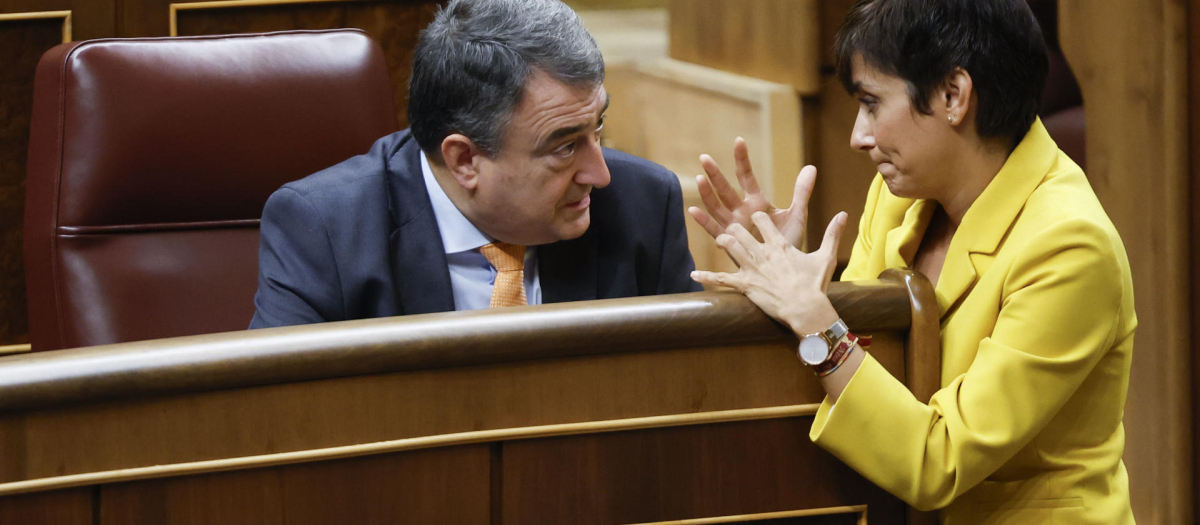 La ministra de Vivienda y Agenda Urbana, Isabel Rodríguez, titular de siete inmuebles, y el portavoz del PNV Aitor Esteban, durante la sesión de control al Gobierno celebrada este miércoles en el Congreso