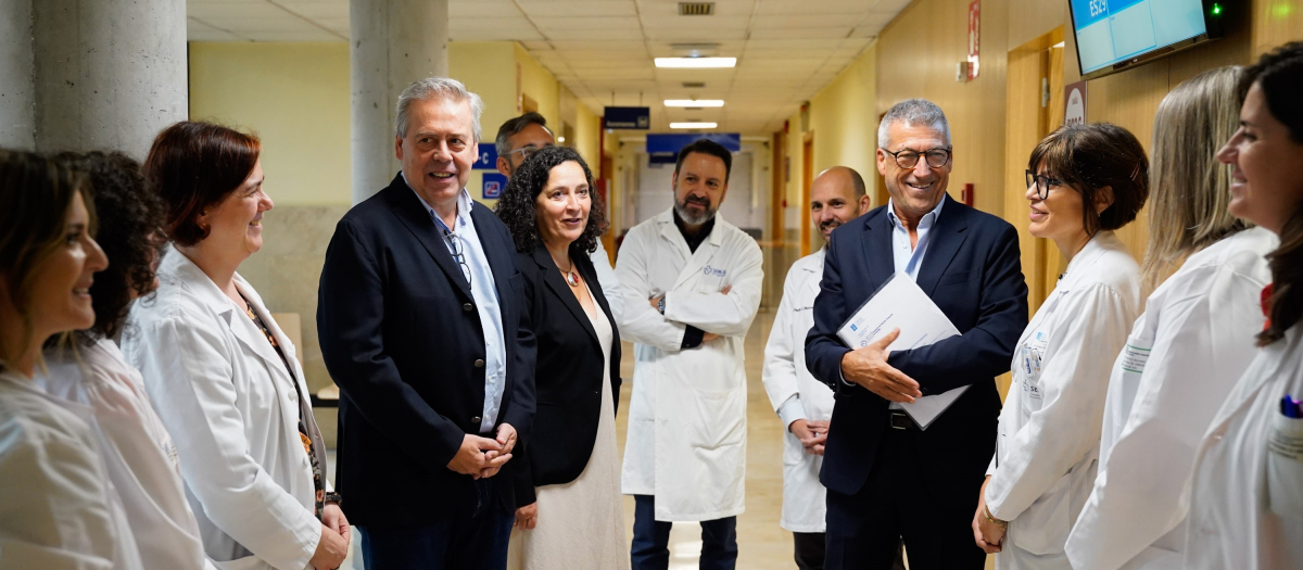 El conselleiro de Sanidade, Antonio Gómez Caamaño, acompañado del gerente del área sanitaria de A Coruña y Cee, Luis Verde Remeseiro, visita la nueva unidad de psicogeriatría del centro de salud de O Ventorillo