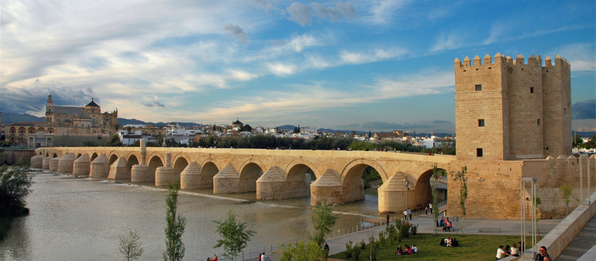 Panorámica del Puente Romano desde las proximidades de la Calahorra