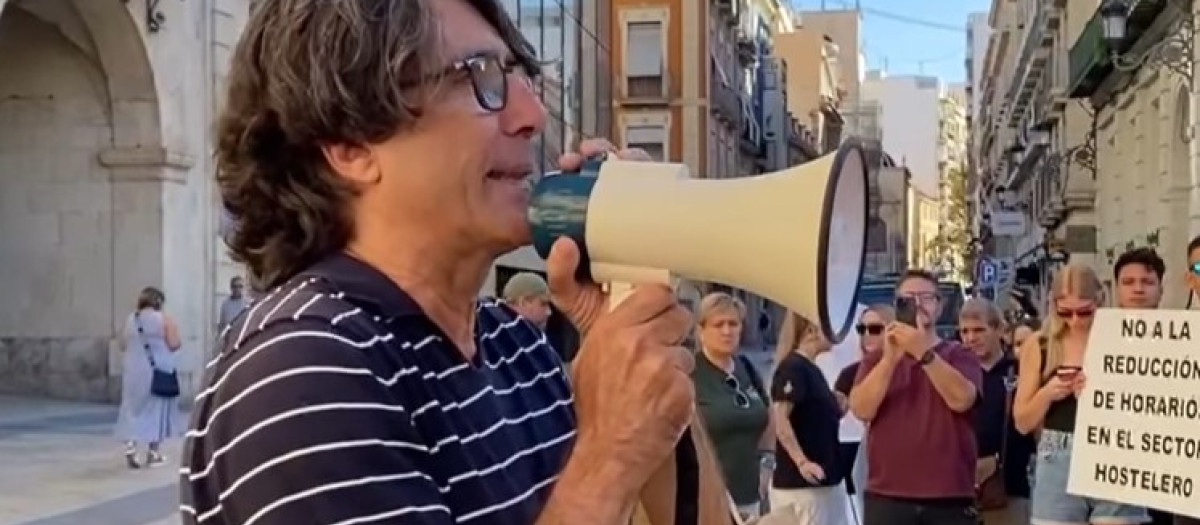 Un hostelero de Alicante, durante una protesta contra el Ayuntamiento