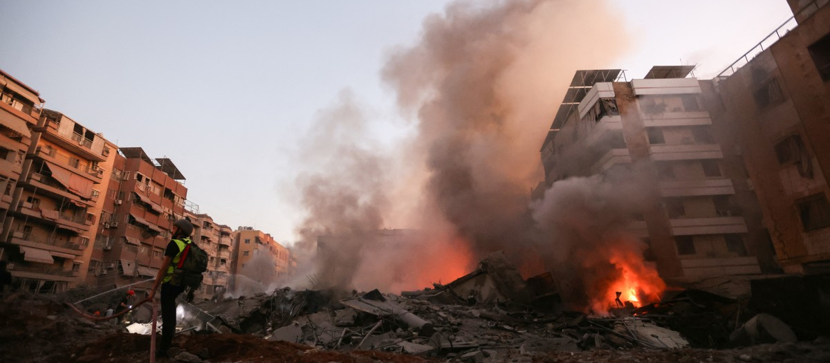 Escombros de un edificio destruido en un ataque aéreo israelí en los suburbios del sur de Beirut