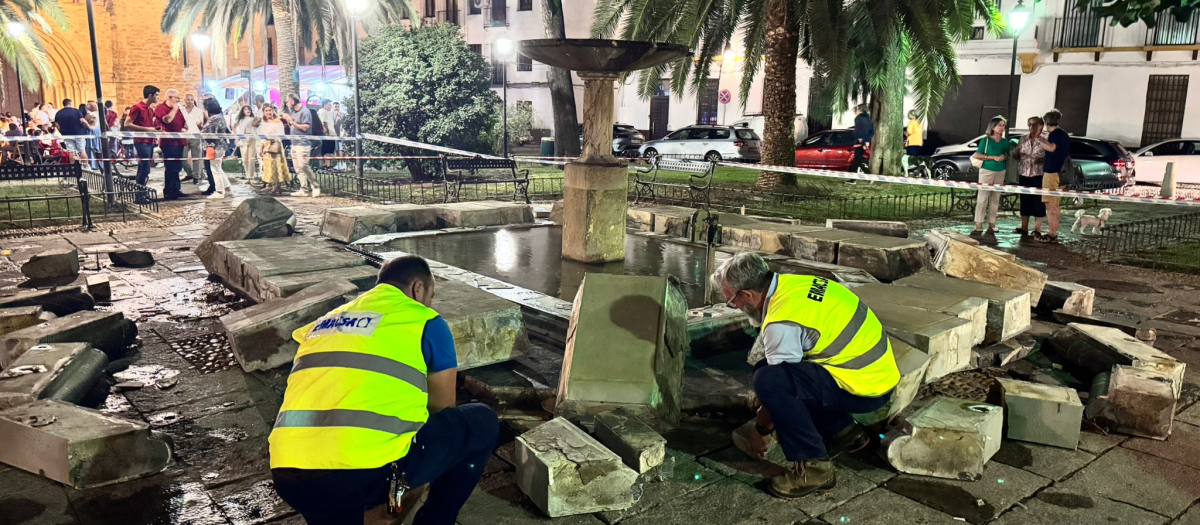 Técnicos de Emacsa intervienen en la fuente de la Magdalena