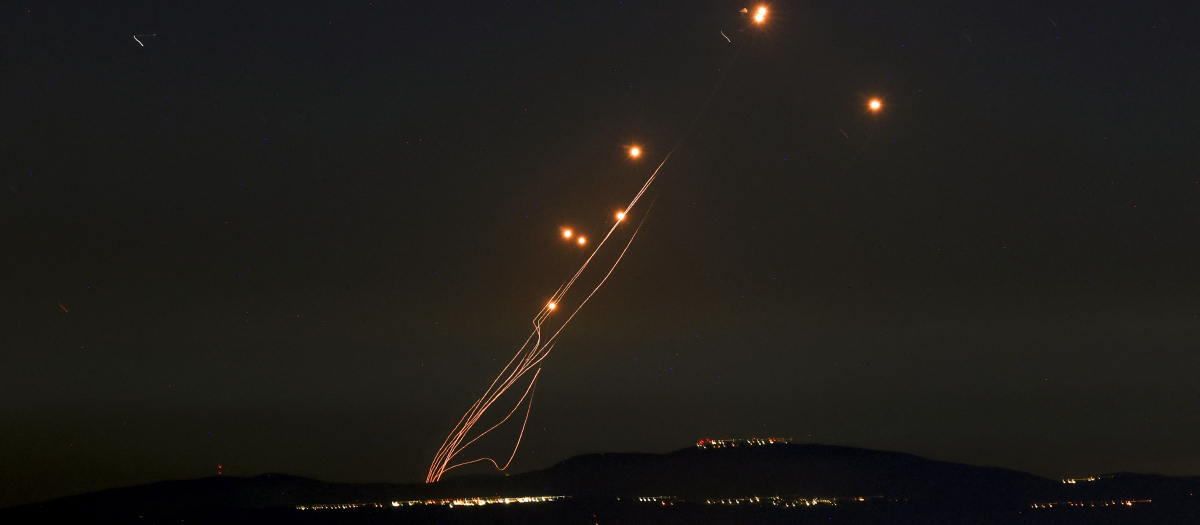 El sistema de defensa aérea israelí Cúpula de Hierro intercepta cohetes disparados desde el sur del Líbano sobre la región de la Alta Galilea, en el norte de Israel