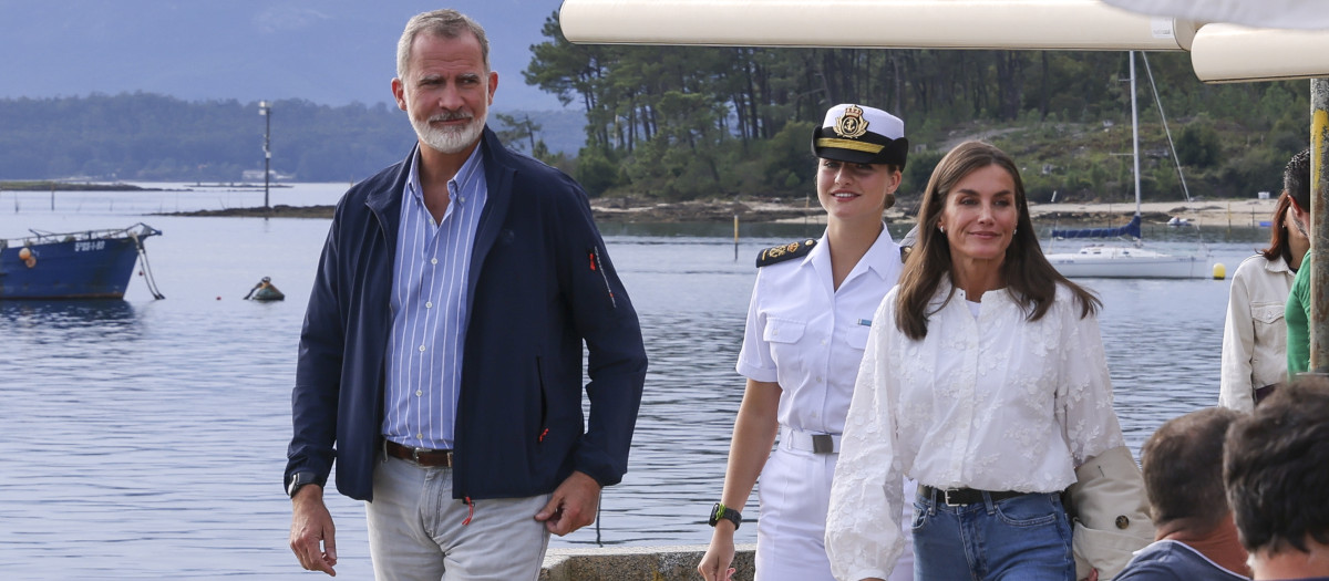 King Felipe VI, Queen Letizia and Princess Leonor eat at a restaurant in Villagarcia, September 28, 2024