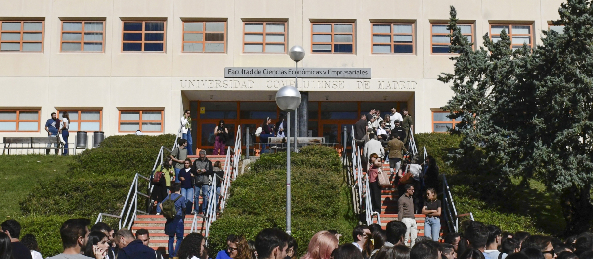 Aspirantes a personal fijo de RTVE en la categoría de informador se concentran este domingo en el exterior de la Facultad de Ciencias Económicas de la Universidad Complutense de Madrid