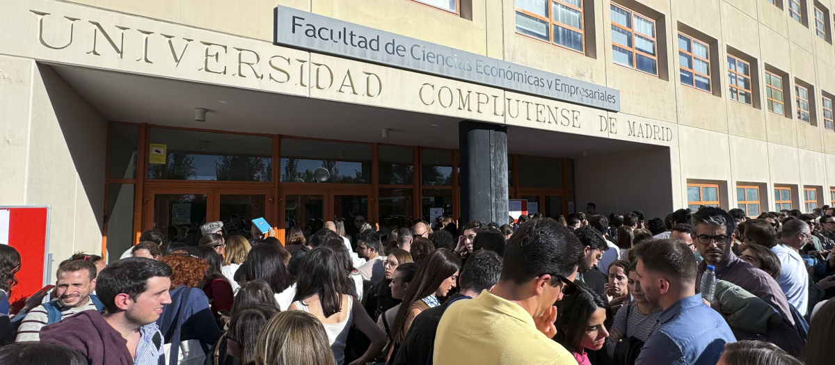 MADRID, 29/09/2024.- Centenares de aspirantes a personal fijo de RTVE en la categoría de informador se agolpan este domingo en el exterior de la Facultad de Ciencias Económicas de la Universidad Complutense de Madrid después de que el ente público haya decidido aplazar las oposiciones por "motivos de fuerza mayor". RTVE comunicará "en los próximos días" la nueva citación de la prueba a los 5.028 inscritos en este examen y ha pedido disculpas por el aplazamiento, que según el sindicato USO se debe a una filtración en las preguntas del examen de Información y Contenidos, lo que ha llevado a todos los sindicatos a suspender el proceso de oposición. EFE/ Ana Bornay