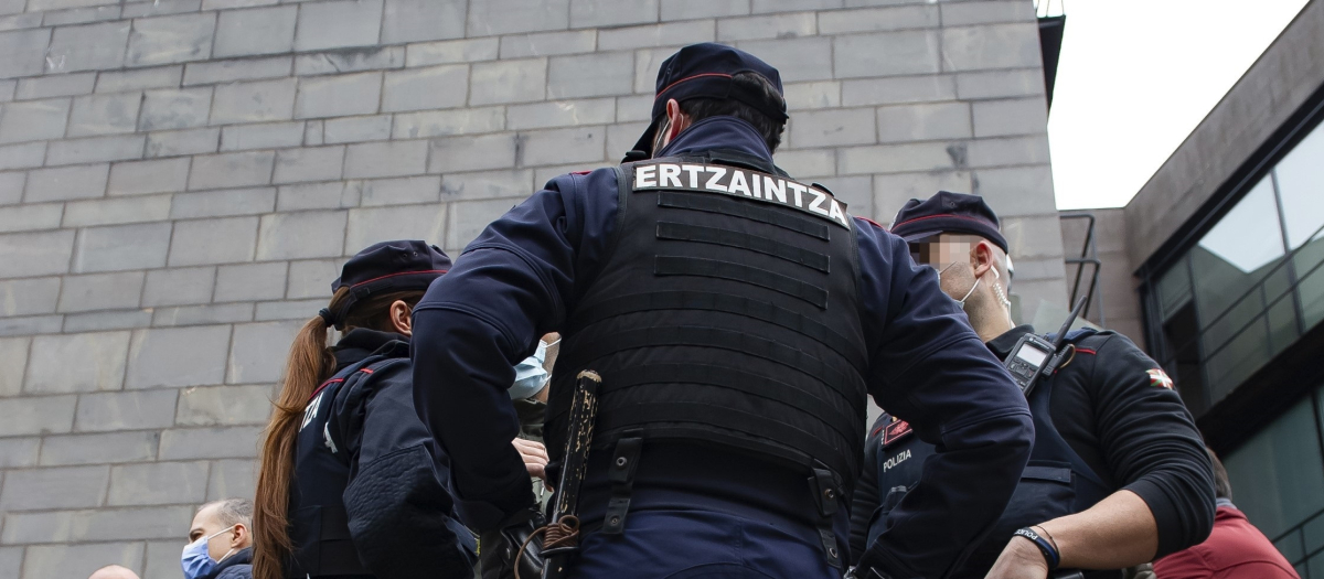 Agentes de la Ertzaintza se han desplazado al barrio de Burceña, donde se ha registrado una pelea multitudinaria