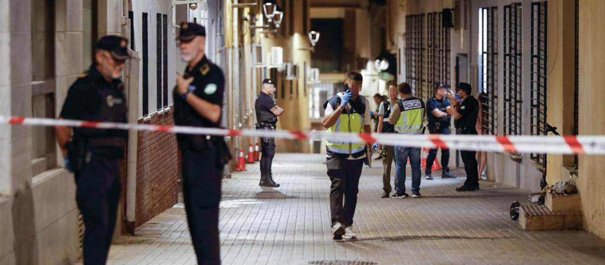 Tras acordonar la zona, los agentes tomaron pruebas y examinaron una furgoneta sospechosa de estar vinculada con el tiroteo