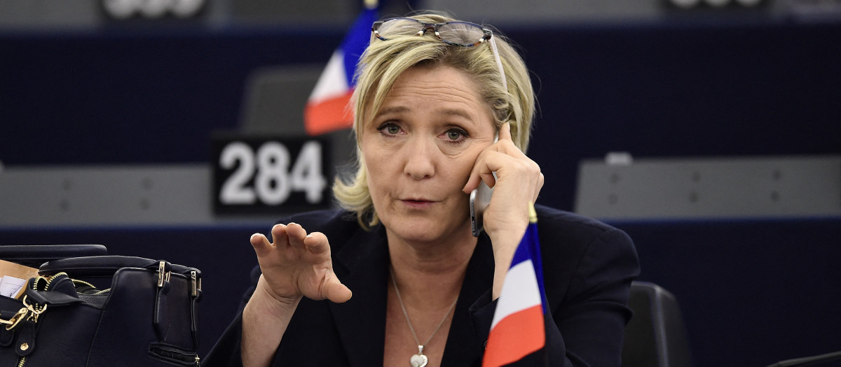 Marine Le Pen líder de Agrupación Nacional en un evento en el Parlamento Europeo