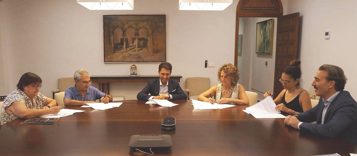 30/09/2024 Izquierdo (cetro) y Luque (dcha.), durante la firma de los convenios con representantes de las cuatro asociaciones.
ANDALUCÍA ESPAÑA EUROPA CÓRDOBA SOCIEDAD
FUNDACIÓN CAJASUR