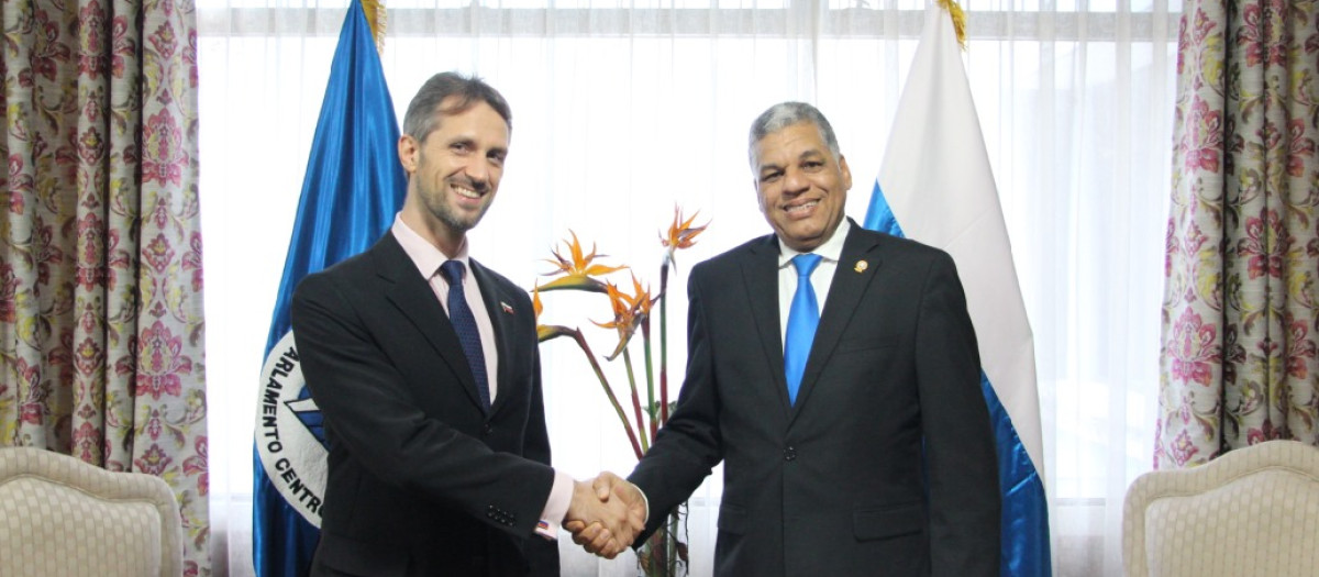 Maksim Raku encargado de negocios de Rusia en Guatemala y Ramón Gori presidente del Parlamento Centroamericano