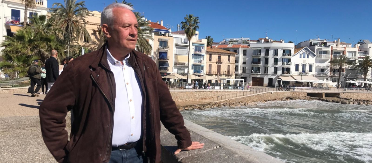 El secretario general del PP de Catalunya, Santi Rodríguez, en la playa de Sitges (Barcelona)