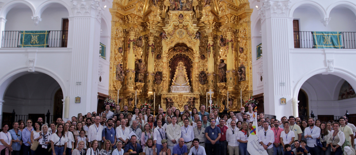 Más de 200 peregrinos llegan a la Aldea de El Rocío con motivo del aniversario de la aprobación de la CEU Fernando III.