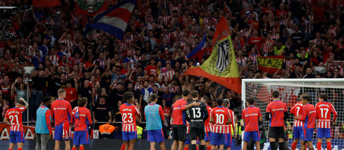 Los jugadores celebran con el Frente Atlético el empate ante el Real Madrid