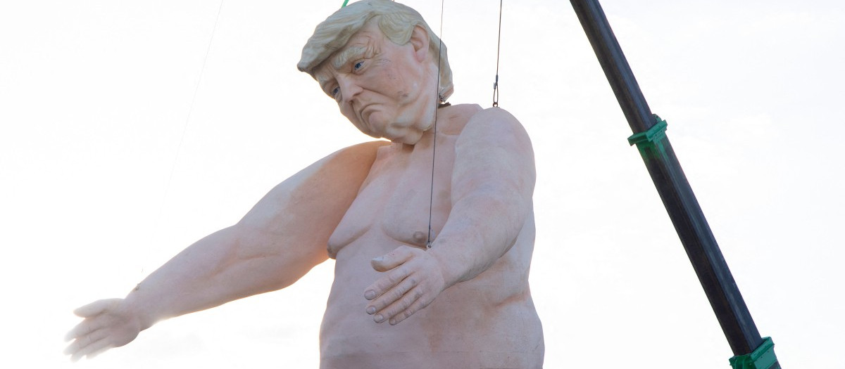 Una estatua de 13 metros (43 pies) de altura que se asemeja a Donald Trump