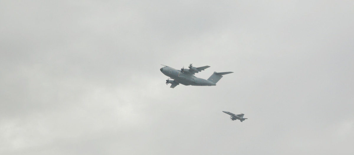 Un Airbus de transporte y abastecimiento y un caza militar sobrevuelan el cielo de Madrid como ensayo del desfile del 12-O