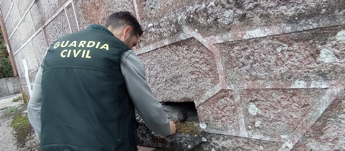 Localizan una granada de mano cargada en una casa deshabitada de O Irixo (Orense)

REMITIDA / HANDOUT por GUARDIA CIVIL
Fotografía remitida a medios de comunicación exclusivamente para ilustrar la noticia a la que hace referencia la imagen, y citando la procedencia de la imagen en la firma
01/10/2024