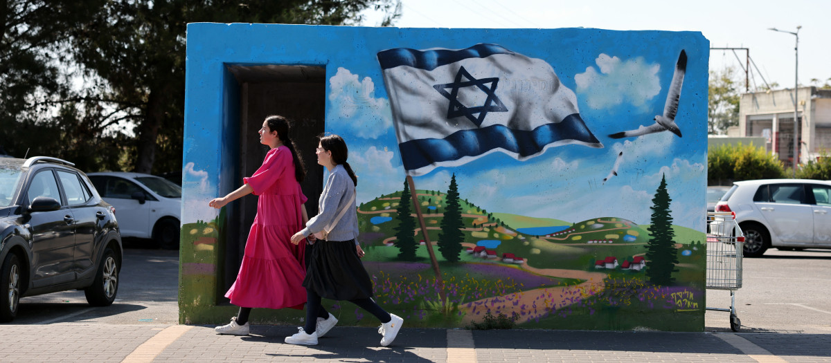 Dos niñas caminan frente a la entrada de un refugio antiaéreo en la ciudad de Safed, en el norte de Israel