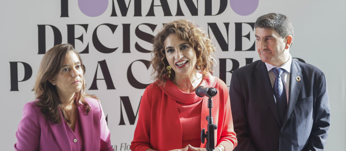 La vicepresidenta primera y ministra de Hacienda, María Jesús Montero (c), interviene durante el II Encuentro de Alcaldesas