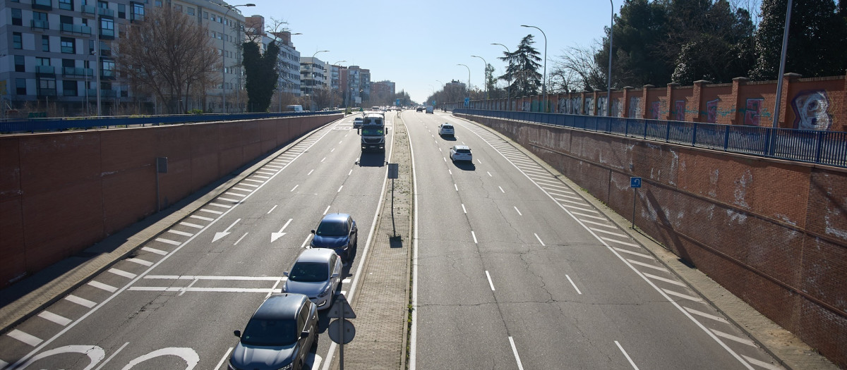 Varios coches en la A-5 a la altura de la Avenida de los Poblados