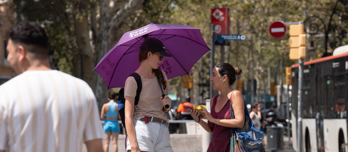 (Foto de ARCHIVO)
Una persona trata de protegerse del sol en Las Ramblas, a 18 de julio de 2023, en Barcelona, Catalunya (España). Trece comunidades continúan hoy en alerta por temperaturas muy altas, con especial incidencia en Aragón, Catalunya y en las Islas Baleares, donde hay aviso rojo (riesgo extremo) por valores que alcanzan hasta los 43ºC. En Barcelona, se pueden dar récords históricos de calor con hasta 45ºC debido a un fenómeno extremo, el domo de calor que consiste en el que una masa de aire cálido queda atrapado en una extensión geográfica durante un período de tiempo determinado.

David Zorrakino / Europa Press
18 JULIO 2023;OLA DE CALOR;TEMPERATURAS;CALOR;CAMBIO;CLIMÁTICO;CLIMA
18/7/2023