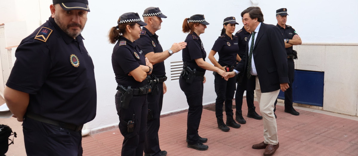 Jesús Coca saluda a los integrantes del programa de Agente Tutor