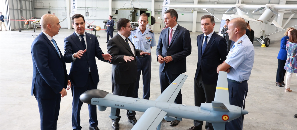 El presidente del Gobierno de España, Pedro Sánchez, visita junto al presidente de la Junta de Andalucía, Juanma Moreno, y otras autoridades, el centro que acogerá el proyecto CEUS, en Moguer (Huelva), en su inauguración.

ROCÍO RUZ/EUROPA PRESS
01/10/2024