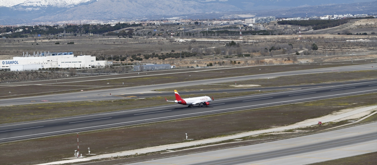 Una pista del aeropuerto de Barajas