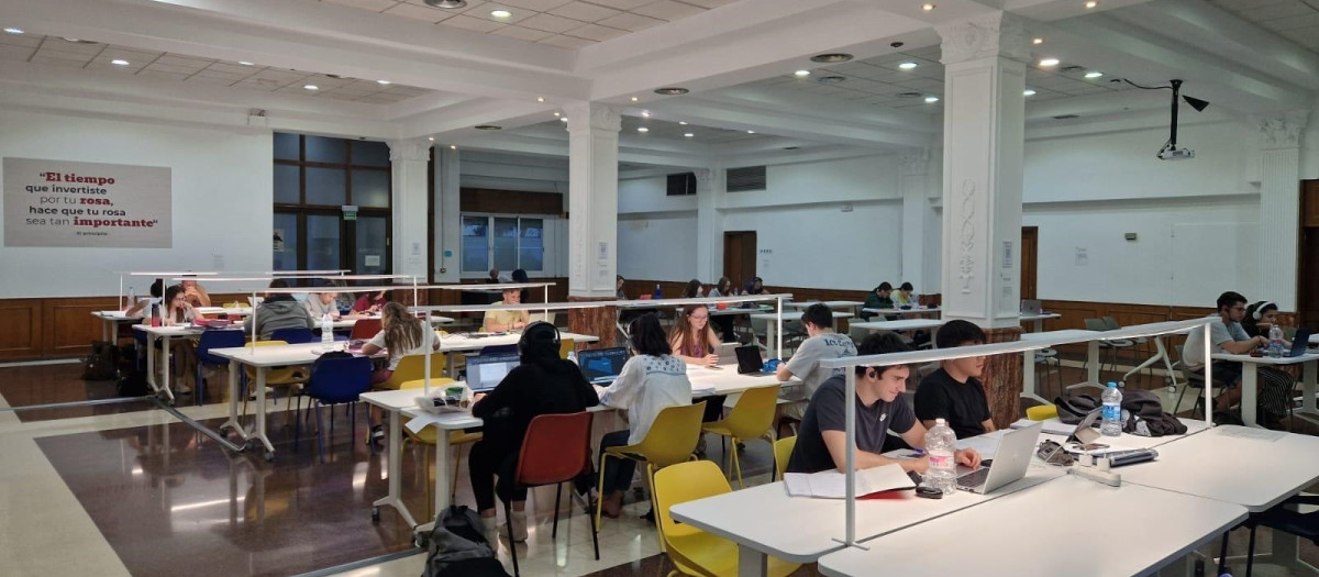 Estudiantes en una sala de estudios de Paterna (Valencia)