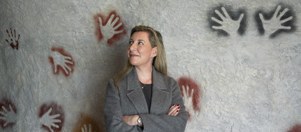 Eva García Sáenz de Urturi en el centro de arte rupestre de la Cueva del Castillo de Cantabria