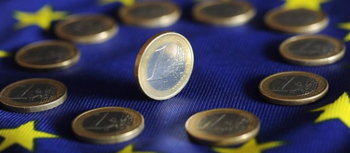 Monedas de euro sobre una bandera europea