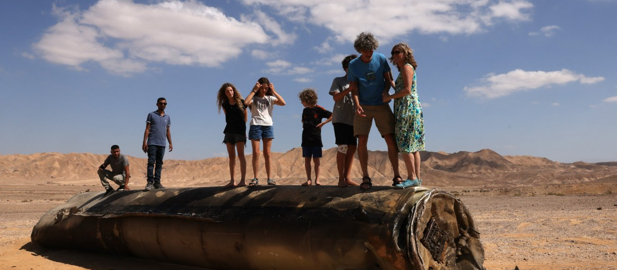 Restos de un misil iraní en el desierto de Negev, cerca de Arad, el 2 de octubre de 2024