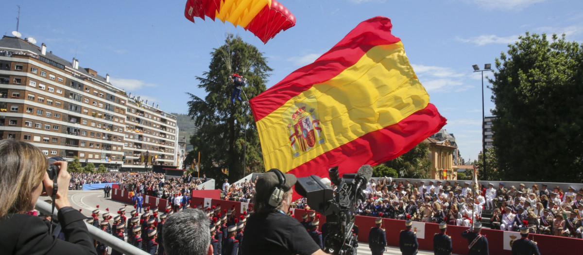 Los paracaidistas realizan unos 500 saltos al año, pero el del desfile del 12-0 es el más importante del año