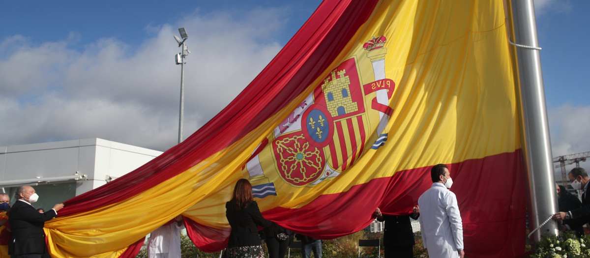 Izado de la bandera en Valdebebas durante el 2020