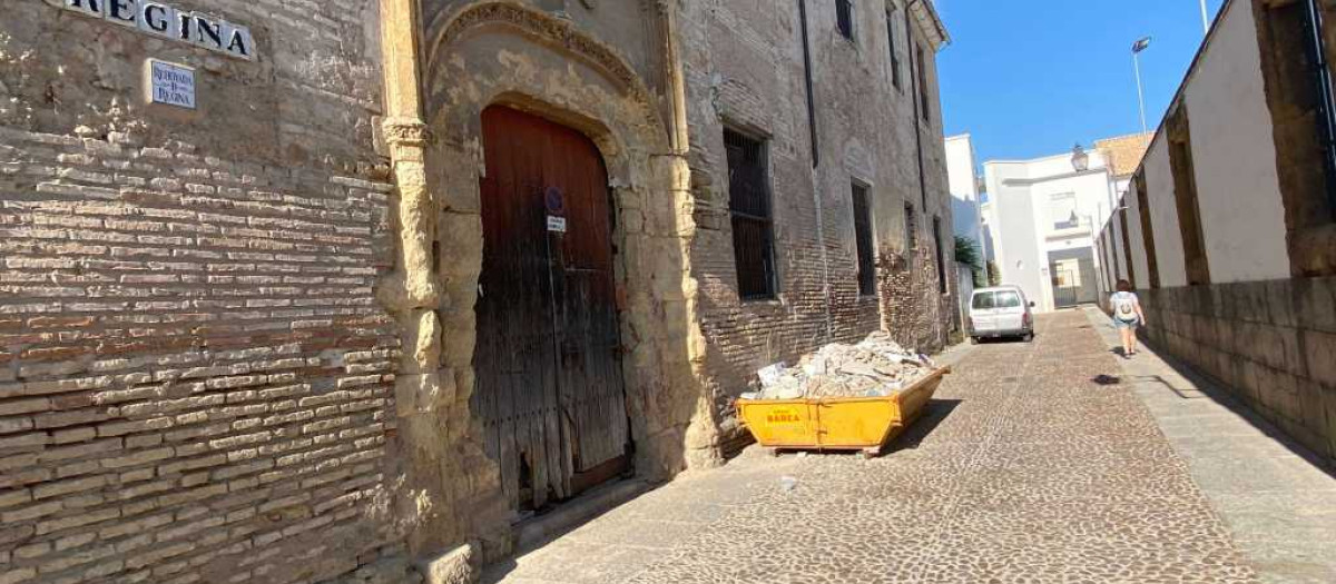 Fachada exterior del convento de Regina