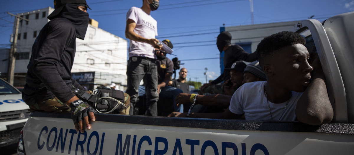 Oficiales de inmigración de República Dominicana detienen a personas en Santo Domingo