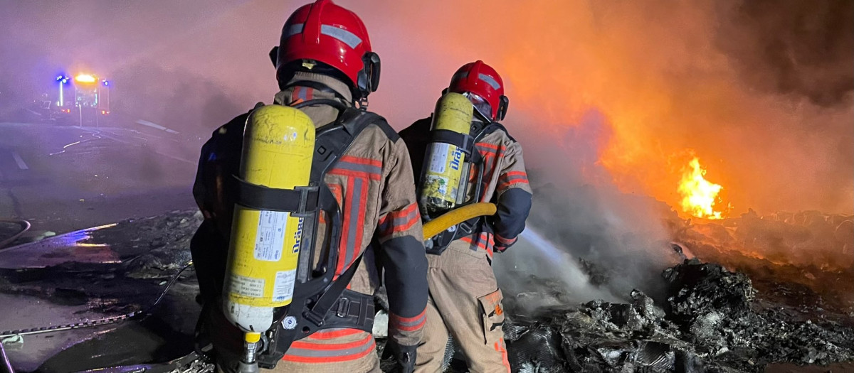 Dos camiones chocan en la AP-7 de Castellón y uno de ellos se incendia al completo