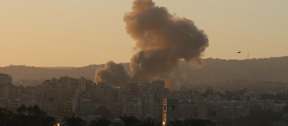 El humo se eleva desde el lugar de un ataque aéreo israelí que tuvo como objetivo la aldea de Ain Baal, en el sur del Líbano