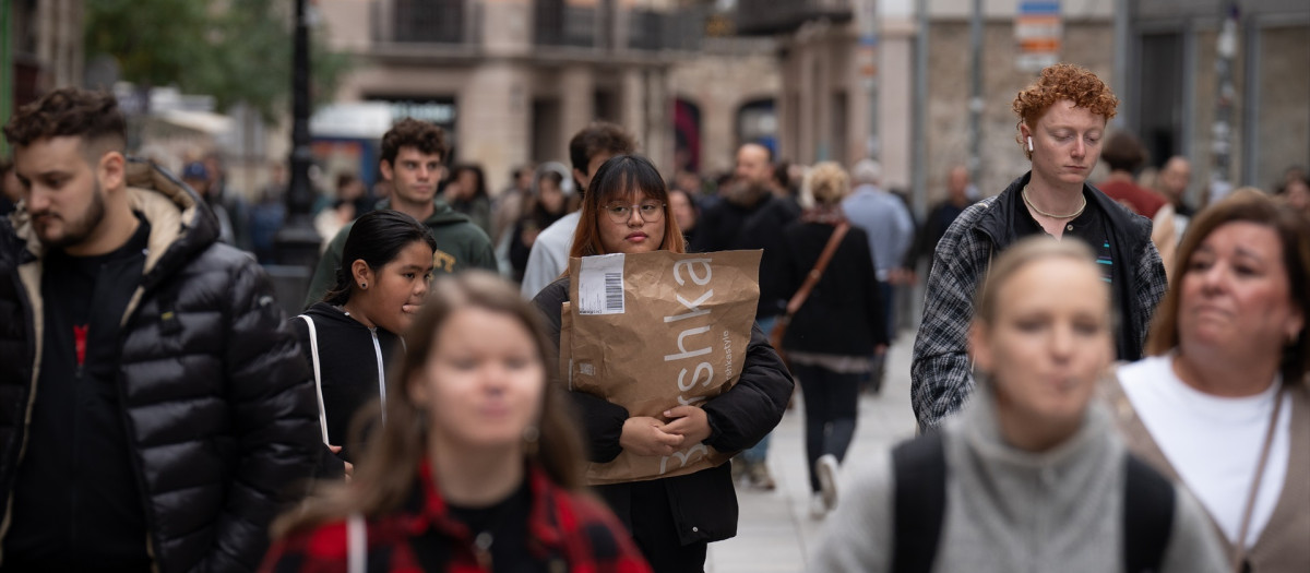 (Foto de ARCHIVO)
Una mujer sujeta un paquete de una tienda de ropa durante la campaña de Navidad, a 1 de diciembre de 2023, en Barcelona, Catalunya (España). La campaña de Navidad generará más de 54.600 contratos en Cataluña, un 11,4% más que el año pasado (49.011), según un informe de la empresa Randstad. En el conjunto de España, las cifras son menos positivas y la contratación será de unos 347.000 puestos de trabajo, un 3,5% menos que la anterior campaña de Navidad (359.950), que corresponde al periodo comprendido entre el Black Friday y las rebajas de enero. La hostelería, con un incremento del 31% de las contrataciones, será el único sector que crecerá en el Estado, mientras que disminuirán las firmas en el comercio y la logística.

David Zorrakino / Europa Press
01 DICIEMBRE 2023;BARCELONA;CATALUNYA;CAMPAÑA DE NAVIDAD;CONTRATOS
01/12/2023