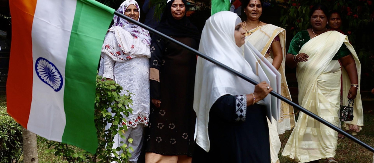 Una mujer porta una bandera de la India