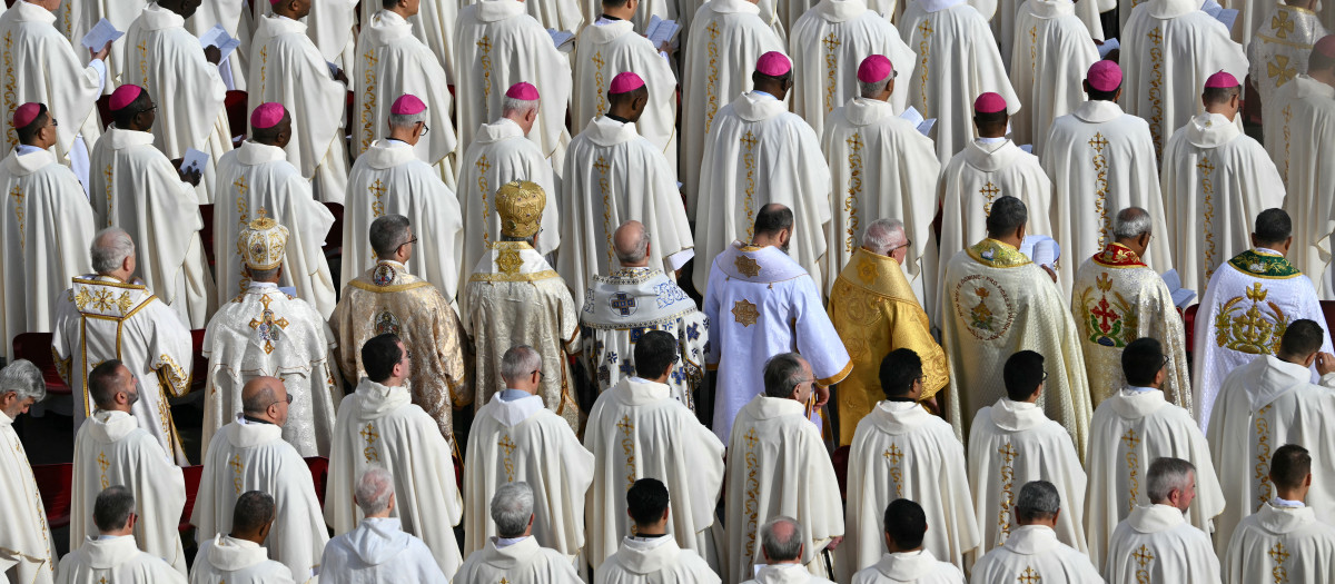 Prelates attend a holy mass for the opening of the Ordinary General Assembly of the Synod of Bishops, on October 2, 2024 at St Peter's square in The Vatican. (Photo by Alberto PIZZOLI / AFP)