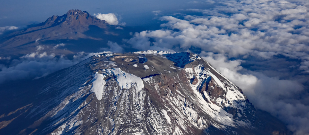 Imagen aérea del Monte Kilimanjaro, que no entra en erupción desde que el hombre habita la Tuerra