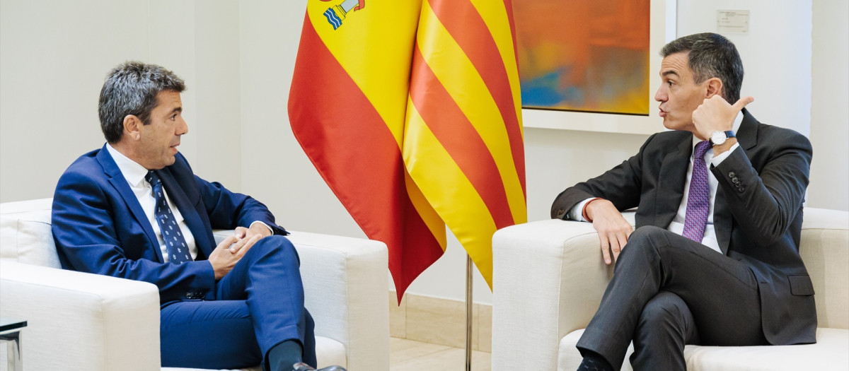 Carlos Mazón y Pedro Sánchez conversan en el Palacio de La Moncloa