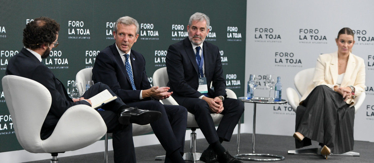 Alfonso Rueda junto a Fernando Clavijo y Marta Prohens en el Foro La Toja