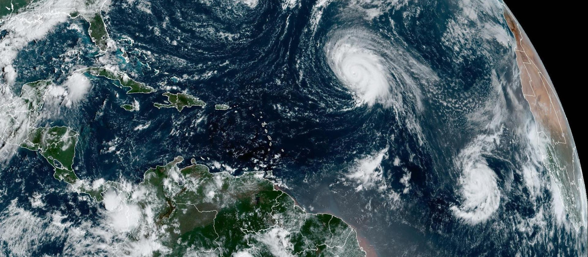 Fotografía satelital cedida este viernes por la Oficina Nacional de Administración Oceánica y Atmosférica (NOAA) a través del Centro Nacional de Huracanes (NHC)